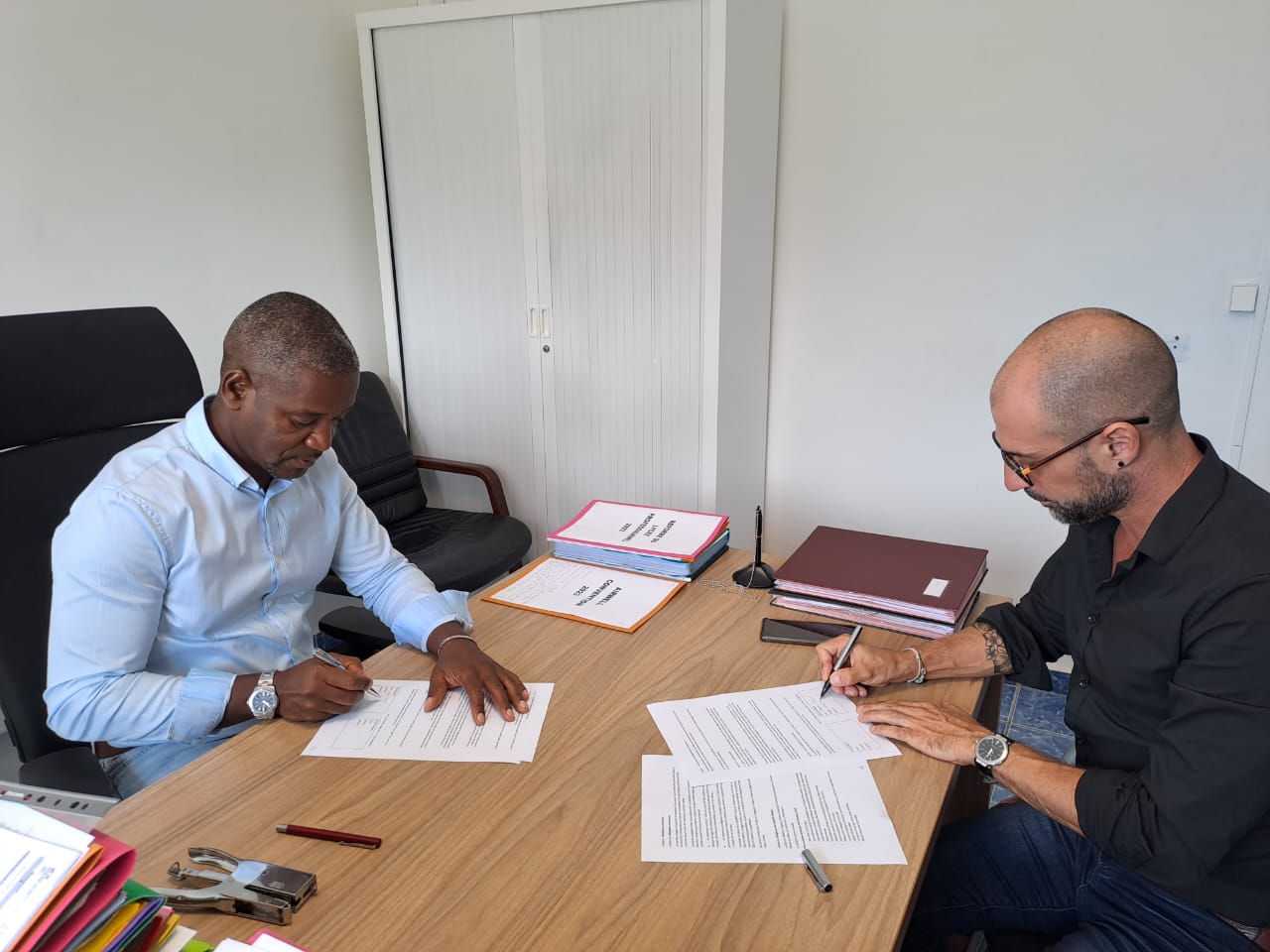 Mr LANDRES Fritz, Directeur du Lycée Professionnel Blanchet de Basse-Terre et Mr RACCA Olivier, Directeur Marketing Antilles groupe Airwell/Airwell Academy – Signature du partenariat – Basse-Terre – 13 JUIN 2023